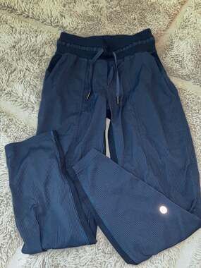 Lululemon Dance Studio Mid-Rise Jogger in True Navy Cropped size 0